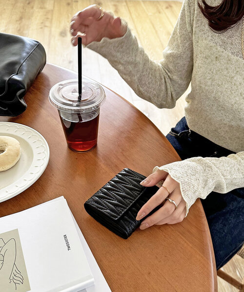 DISCOAT（ディスコート）の「キルティング三つ折りウォレット（財布・レディース・ピンク/ブラック/グレイッシュベージュ・FREE）」の11枚目の写真