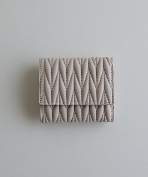 DISCOAT（ディスコート）の「キルティング三つ折りウォレット（財布・レディース・ピンク/ブラック/グレイッシュベージュ・FREE）」の16枚目の写真