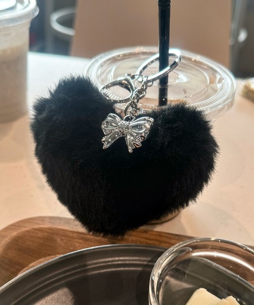 shrita（シュリータ）の「ハートファーキーホルダー（キーホルダー