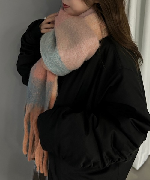 apres jour mignon(アプレジュールミニョン)の「【apresjour mignon×ARIAZ】カラーチェックマフラー(ストール/ショール・レディース・ピンク系その他/オレンジ系その他/ホワイト系その他2・ONESIZE)」の9枚目の写真