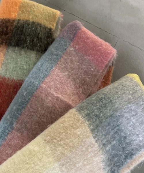 apres jour mignon(アプレジュールミニョン)の「【apresjour mignon×ARIAZ】カラーチェックマフラー(ストール/ショール・レディース・ピンク系その他/オレンジ系その他/ホワイト系その他2・ONESIZE)」の4枚目の写真