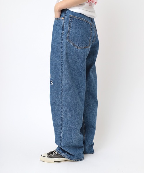 RNA（アールエヌエー）の「R4319 ＡＬＴ刺繍ワイドストレート（デニムパンツ・レディース・ライトインディゴブルー・MEDIUM）」の2枚目の写真