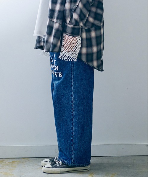 RNA（アールエヌエー）の「R4319 ＡＬＴ刺繍ワイドストレート（デニムパンツ・レディース・ライトインディゴブルー・MEDIUM）」の19枚目の写真