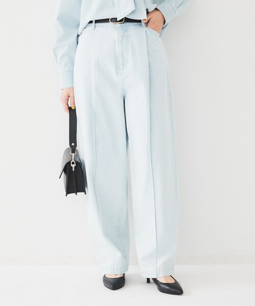 UNTITLED（アンタイトル）の「カーブシルエット ワイドデニム（デニムパンツ・レディース・サックスブルー/オフホワイト・44/46/48/50/42/00/01/02/03/04）」の2枚目の写真