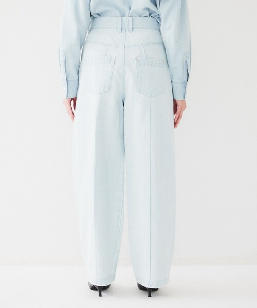 UNTITLED（アンタイトル）の「カーブシルエット ワイドデニム（デニムパンツ・レディース・サックスブルー/オフホワイト・44/46/48/50/42/00/01/02/03/04）」の15枚目の写真