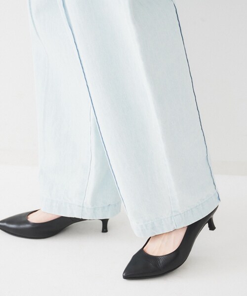 UNTITLED（アンタイトル）の「カーブシルエット ワイドデニム（デニムパンツ・レディース・サックスブルー/オフホワイト・44/46/48/50/42/00/01/02/03/04）」の19枚目の写真