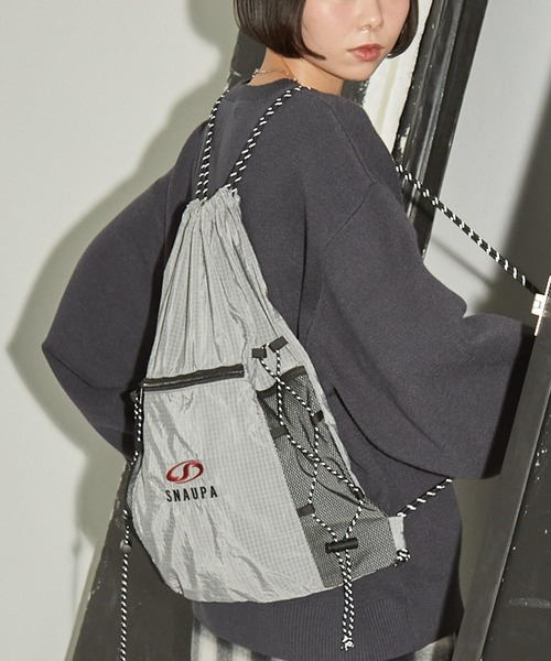 Snap club（スナップクラブ）の「【Snap club】ロゴ刺繍 ナイロン ダブルドローコード ナップサック（バックパック/リュック・レディース・ブラック/ライトピンク/ホワイト/ネイビー/グレー系/ブラック系/レッド・FREE）」の4枚目の写真