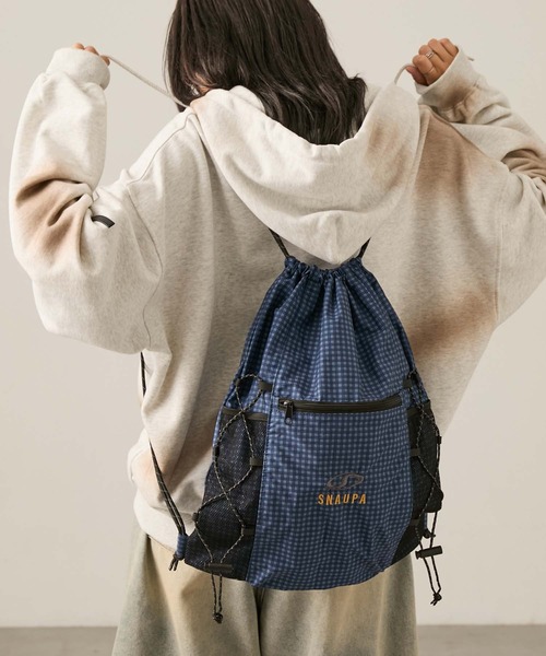 Snap club(スナップクラブ)の「【Snap club】ロゴ刺繍 ナイロン ダブルドローコード ナップサック(バックパック/リュック・レディース・ブラック/ライトピンク/ホワイト/ネイビー/グレー系/ブラック系/レッド/レオパード/ブラック系1/ブラック系2/ホワイト系/ネイビー系2/パープル・FREE)」の9枚目の写真