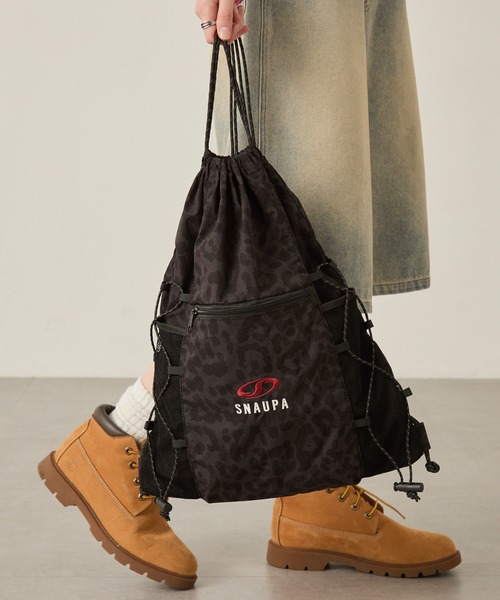 Snap club（スナップクラブ）の「【Snap club】ロゴ刺繍 ナイロン ダブルドローコード ナップサック（バックパック/リュック・レディース・ブラック/ライトピンク/ホワイト/ネイビー/グレー系/ブラック系/レッド/レオパード/ブラック系1・FREE）」の9枚目の写真