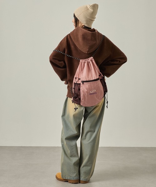 Snap club（スナップクラブ）の「【Snap club】ロゴ刺繍 ナイロン ダブルドローコード ナップサック（バックパック/リュック・レディース・ブラック/ライトピンク/ホワイト/ネイビー/グレー系/ブラック系/レッド・FREE）」の22枚目の写真