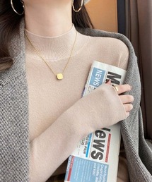プチハイネックが着やすい。首元で差をつける、上品シルエット。ボトルネックニットで洗練スタイル。