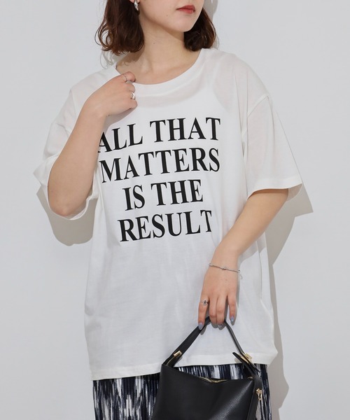 atONE（アットワン）の「オーバーサイズシルエットロゴプリントTシャツ（Tシャツ/カットソー・レディース・グリーン系その他5/ネイビー系4/グレー系5/ブラック系6/ホワイト系1/ブルー系その他4/ブラック系その他2/ベージュ系2/ブラック系3/ホワイト系6/ホワイト系4/イエロー系6/パープル系3/カーキ系2/ホワイト系3/ベージュ系その他5/ブラック系その他/ブルー系1・M/L）」の2枚目の写真