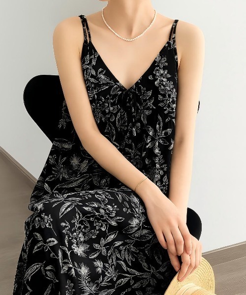 FAVORITO（ファヴォリート）の「フェミニンなVネックキャミワンピース（ワンピース・レディース・ベージュ/ブラック・M/L）」の2枚目の写真