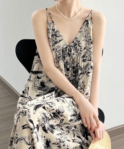 FAVORITO（ファヴォリート）の「フェミニンなVネックキャミワンピース（ワンピース・レディース・ベージュ/ブラック・M/L）」の5枚目の写真