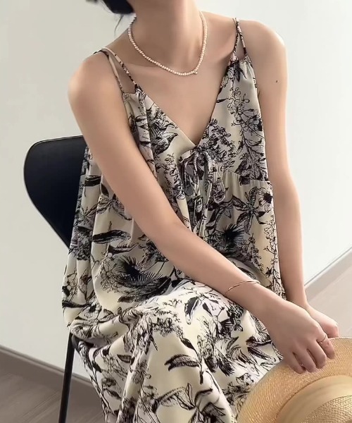 FAVORITO（ファヴォリート）の「フェミニンなVネックキャミワンピース（ワンピース・レディース・ベージュ/ブラック・M/L）」の6枚目の写真