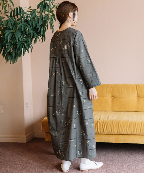 POU DOU DOU（プードゥドゥ）の「ステッチプリントカフタンワンピース（ワンピース・レディース・ダークグレー/オフホワイト・M）」の6枚目の写真