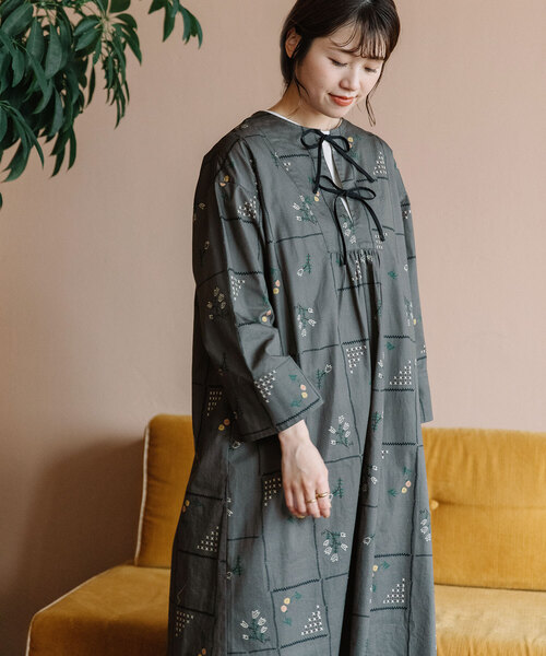 POU DOU DOU（プードゥドゥ）の「ステッチプリントカフタンワンピース（ワンピース・レディース・ダークグレー/オフホワイト・M）」の5枚目の写真