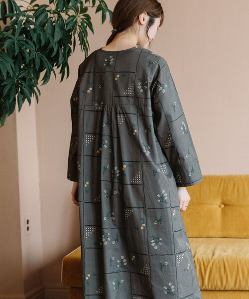 POU DOU DOU（プードゥドゥ）の「ステッチプリントカフタンワンピース（ワンピース・レディース・ダークグレー/オフホワイト・M）」の4枚目の写真