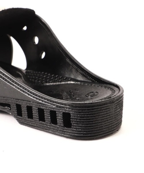 BENCH(ベンチ)の「BENCH/ベンチ/BENSAN-D SUEDE FRINGE CONCHO/ベンサンスエードフリンジコンチョ(サンダル・レディース・ブラック×ブラック・SMALL/MEDIUM/LARGE/X-LARGE/XX-LARGE)」の2枚目の写真