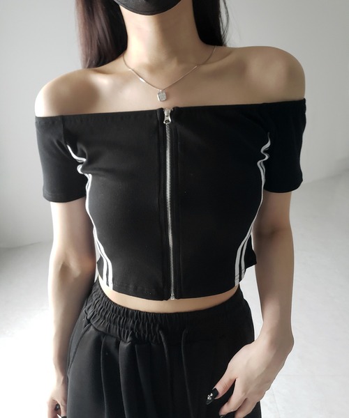 me+em select(ミームセレクト)の「※※ジップアップオフショルサイドラインTシャツ / zipup off shoulder sideline T-shirt(Tシャツ/カットソー・レディース・ブラック・FREE)」の3枚目の写真