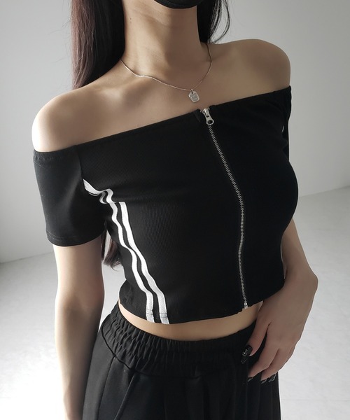 me+em select(ミームセレクト)の「※※ジップアップオフショルサイドラインTシャツ / zipup off shoulder sideline T-shirt(Tシャツ/カットソー・レディース・ブラック・FREE)」の4枚目の写真