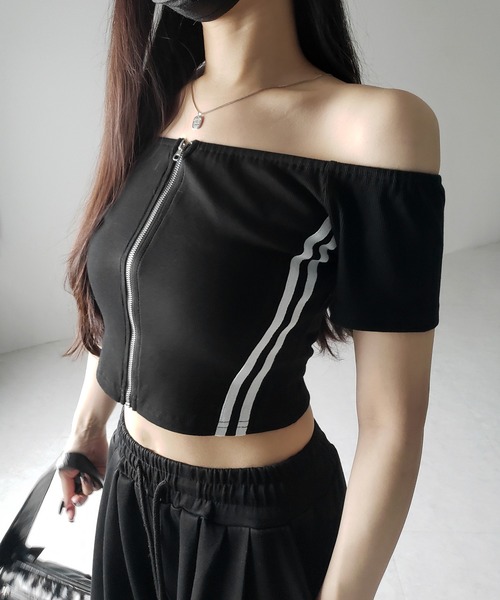 me+em select(ミームセレクト)の「※※ジップアップオフショルサイドラインTシャツ / zipup off shoulder sideline T-shirt(Tシャツ/カットソー・レディース・ブラック・FREE)」の2枚目の写真