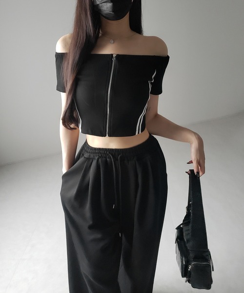 me+em select(ミームセレクト)の「※※ジップアップオフショルサイドラインTシャツ / zipup off shoulder sideline T-shirt(Tシャツ/カットソー・レディース・ブラック・FREE)」の5枚目の写真