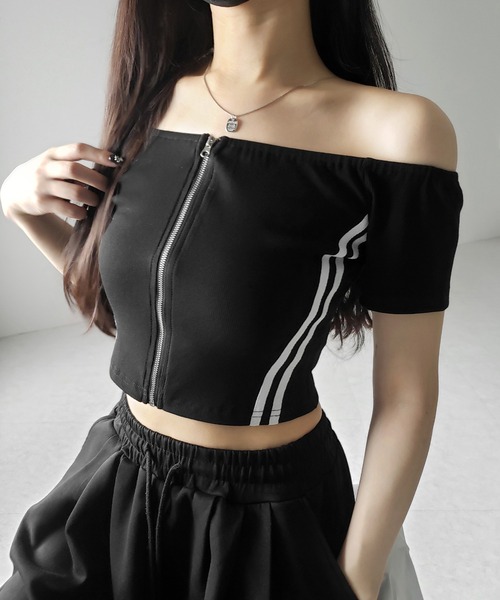 me+em select(ミームセレクト)の「※※ジップアップオフショルサイドラインTシャツ / zipup off shoulder sideline T-shirt(Tシャツ/カットソー・レディース・ブラック・FREE)」の6枚目の写真