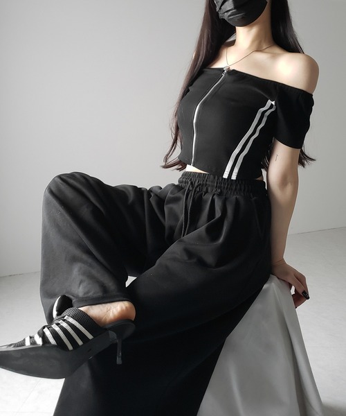 me+em select(ミームセレクト)の「※※ジップアップオフショルサイドラインTシャツ / zipup off shoulder sideline T-shirt(Tシャツ/カットソー・レディース・ブラック・FREE)」の9枚目の写真