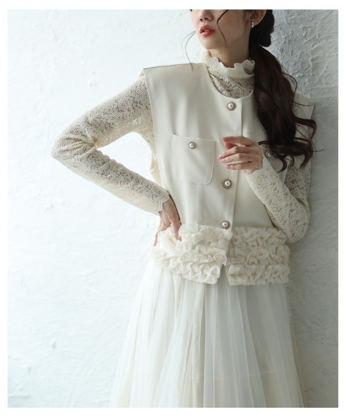 Sawa a la mode(サワアラモード)の「たっぷりフリルのパールボタンショートジレ(ノーカラージャケット・レディース・アイボリー/ブラック・FREE)」の4枚目の写真