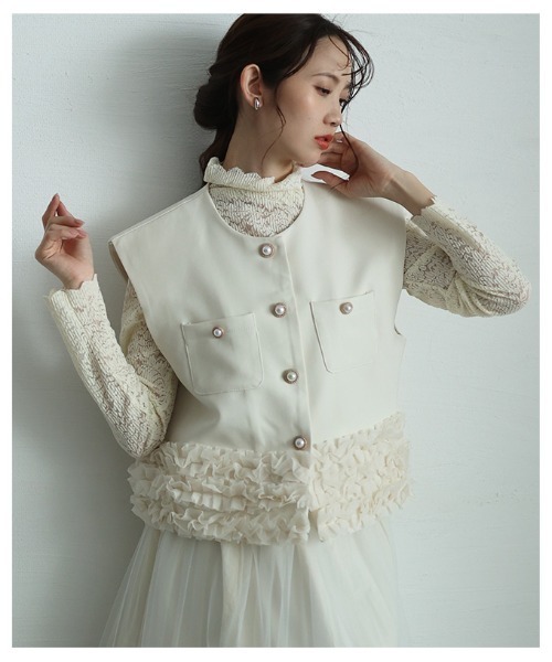 Sawa a la mode(サワアラモード)の「たっぷりフリルのパールボタンショートジレ(ノーカラージャケット・レディース・アイボリー/ブラック・FREE)」の5枚目の写真