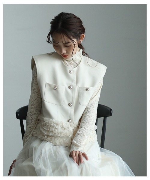 Sawa a la mode(サワアラモード)の「たっぷりフリルのパールボタンショートジレ(ノーカラージャケット・レディース・アイボリー/ブラック・FREE)」の7枚目の写真