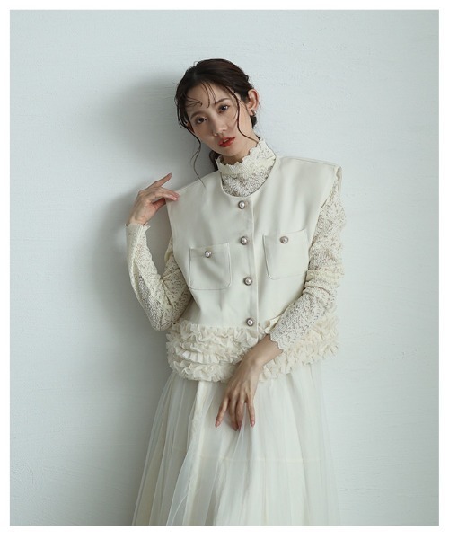 Sawa a la mode(サワアラモード)の「たっぷりフリルのパールボタンショートジレ(ノーカラージャケット・レディース・アイボリー/ブラック・FREE)」の9枚目の写真