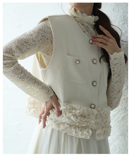 Sawa a la mode(サワアラモード)の「たっぷりフリルのパールボタンショートジレ(ノーカラージャケット・レディース・アイボリー/ブラック・FREE)」の11枚目の写真