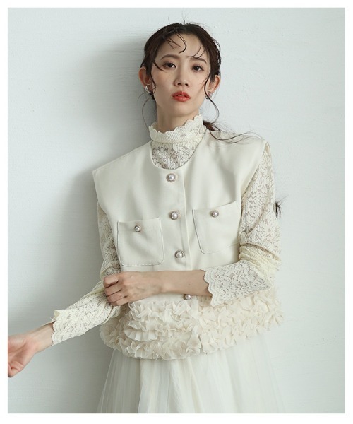 Sawa a la mode(サワアラモード)の「たっぷりフリルのパールボタンショートジレ(ノーカラージャケット・レディース・アイボリー/ブラック・FREE)」の12枚目の写真