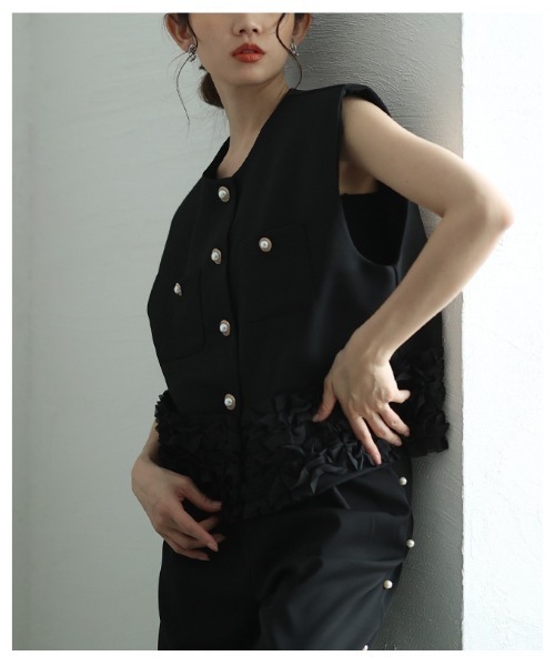 Sawa a la mode(サワアラモード)の「たっぷりフリルのパールボタンショートジレ(ノーカラージャケット・レディース・アイボリー/ブラック・FREE)」の13枚目の写真