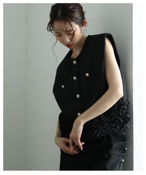 Sawa a la mode(サワアラモード)の「たっぷりフリルのパールボタンショートジレ(ノーカラージャケット・レディース・アイボリー/ブラック・FREE)」の18枚目の写真