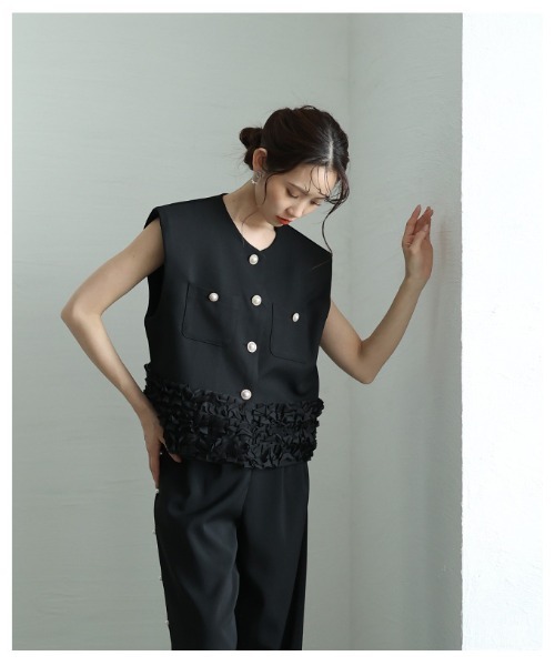Sawa a la mode(サワアラモード)の「たっぷりフリルのパールボタンショートジレ(ノーカラージャケット・レディース・アイボリー/ブラック・FREE)」の19枚目の写真
