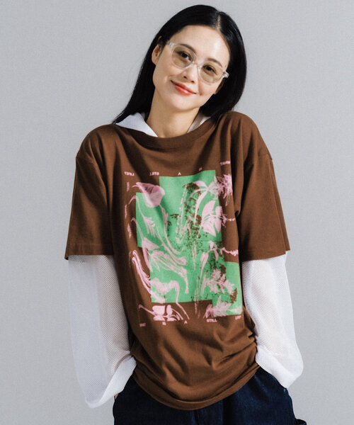 WHIMSIC（ウィムジック）の「【WHIMSIC/2サイズ展開】シルクスクリーンプリントT（Tシャツ/カットソー・レディース・ブラウン/ブルー/ホワイト/チャコールグレー・1/2）」の3枚目の写真