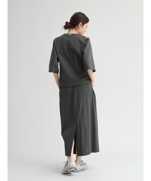 YORT（ヨート）の「【UVカット・吸収速乾性】ハーフスリーブTシャツ（Tシャツ/カットソー・レディース・モカ/ブラック/オフホワイト・MEDIUM）」の14枚目の写真