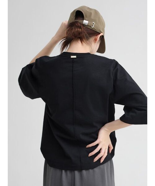 YORT（ヨート）の「【UVカット・吸収速乾性】ハーフスリーブTシャツ（Tシャツ/カットソー・レディース・モカ/ブラック/オフホワイト・MEDIUM）」の16枚目の写真