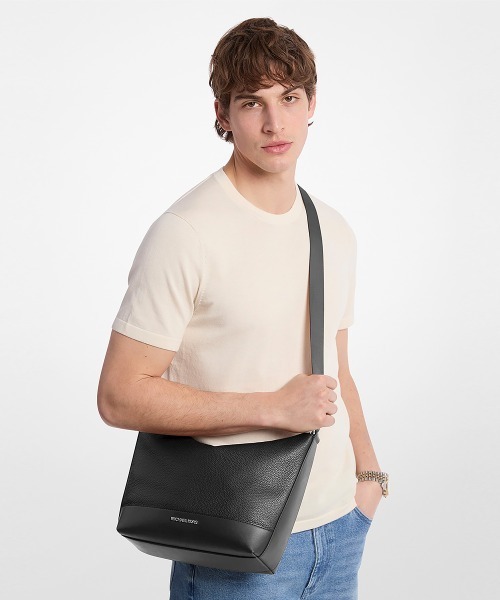 MICHAEL KORS(マイケルコース)の「COOPER ぺブル レザー クレセントバッグ(ショルダーバッグ・メンズ・ブラック・FREE)」の5枚目の写真