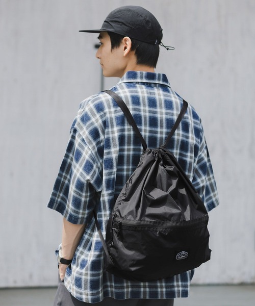 POLeR（ポーラー）の「【POLeR/ポーラー】ポケッタブル2WAYナイロンナップサック（エコバッグ/サブバッグ・メンズ・ブラック・FREE）」の2枚目の写真