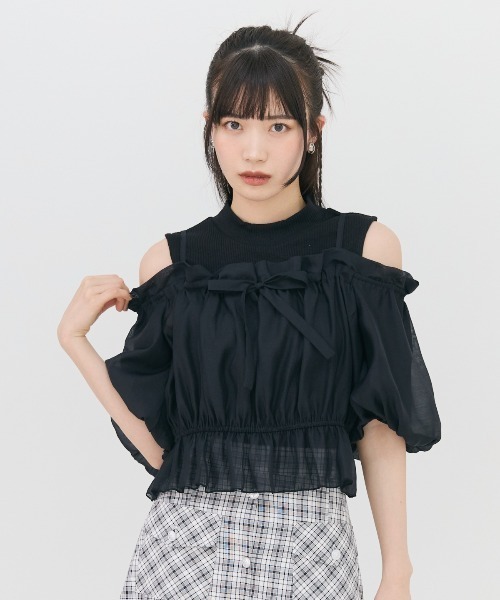 REDYAZEL（レディアゼル）の「オフショルブラウス×ノースリーブニット（シャツ/ブラウス・レディース・ブラック/オフホワイト/ピンク・FREE）」の2枚目の写真