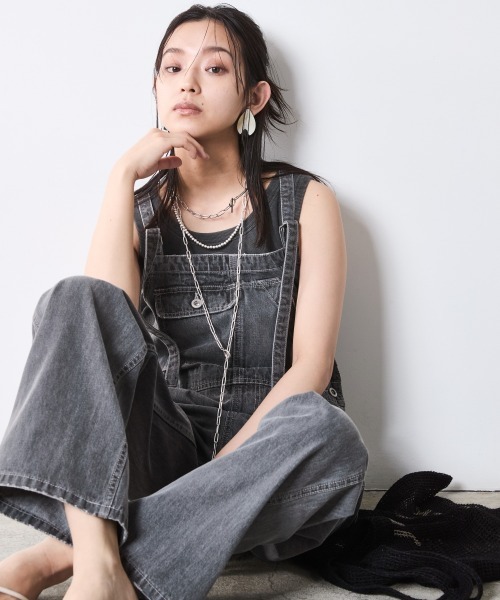 CHIC STYLE(シックスタイル)の「綿100%デニムオーバーオール<大きいサイズ有>シックスタイル(サロペット/オーバーオール・レディース・ブルー系/ブラック系・M/L/LL/3L/4L/5L)」の2枚目の写真