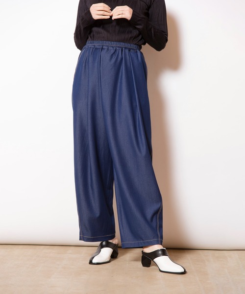 OSMOSIS(オズモーシス)の「ポリエステルデニムタックパンツ(その他パンツ・レディース・ブラック/ブルー・ONE SIZE)」の3枚目の写真