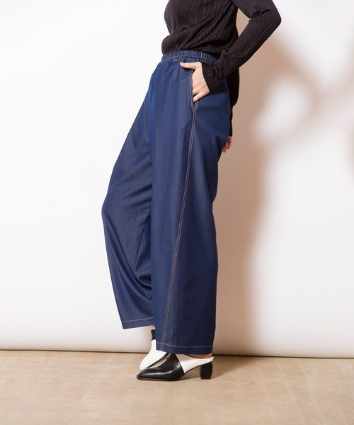 OSMOSIS(オズモーシス)の「ポリエステルデニムタックパンツ(その他パンツ・レディース・ブラック/ブルー・ONE SIZE)」の4枚目の写真