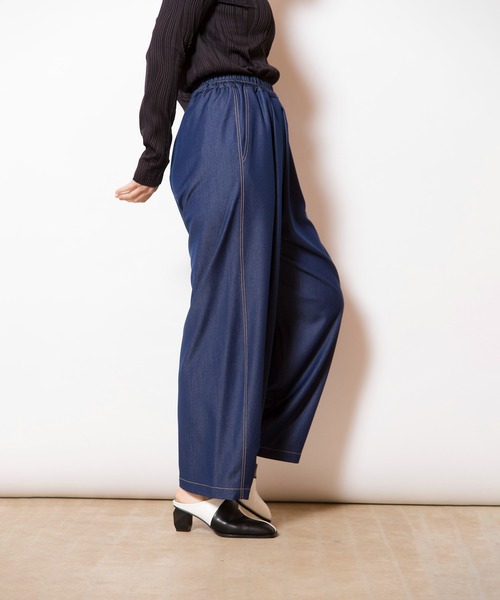 OSMOSIS(オズモーシス)の「ポリエステルデニムタックパンツ(その他パンツ・レディース・ブラック/ブルー・ONE SIZE)」の6枚目の写真