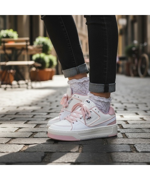 FILA(フィラ)の「FILA COURT FEATHERY V2(スニーカー・レディース・ホワイト×ピンク・24.0cm/25.0cm/23.0cm/22.0cm/26.0cm)」の1枚目の写真