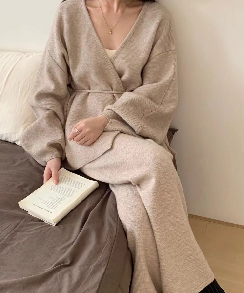 cammie(キャミー)の「ボリュームスリーブニット×パンツセットアップ(サロペット/オーバーオール・レディース・ブラック/ブラウン/ベージュ・F)」の1枚目の写真